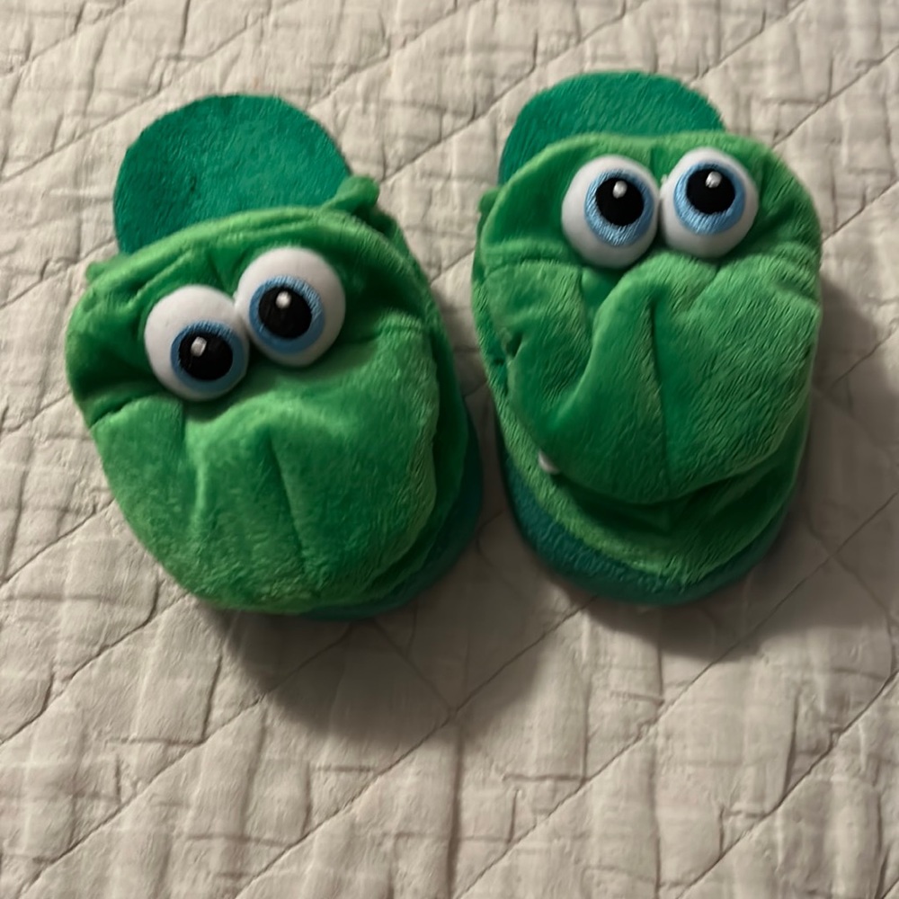 Unisex frog slippers - when the child walks the mouth opens